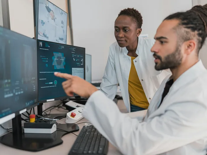 Equipo evaluando datos clínicos con tecnología moderna