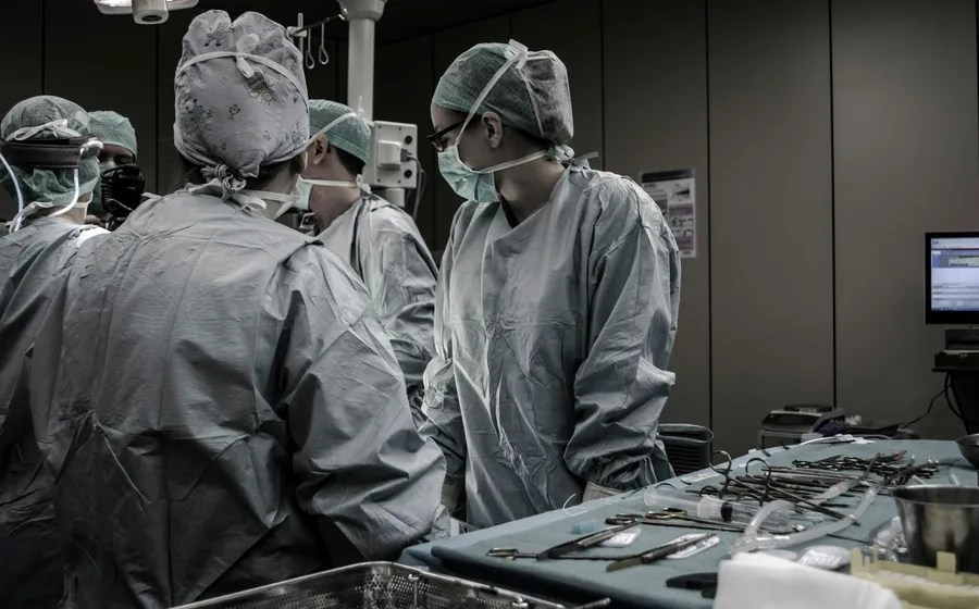 Equipo médico en un procedimiento con tecnología en renting