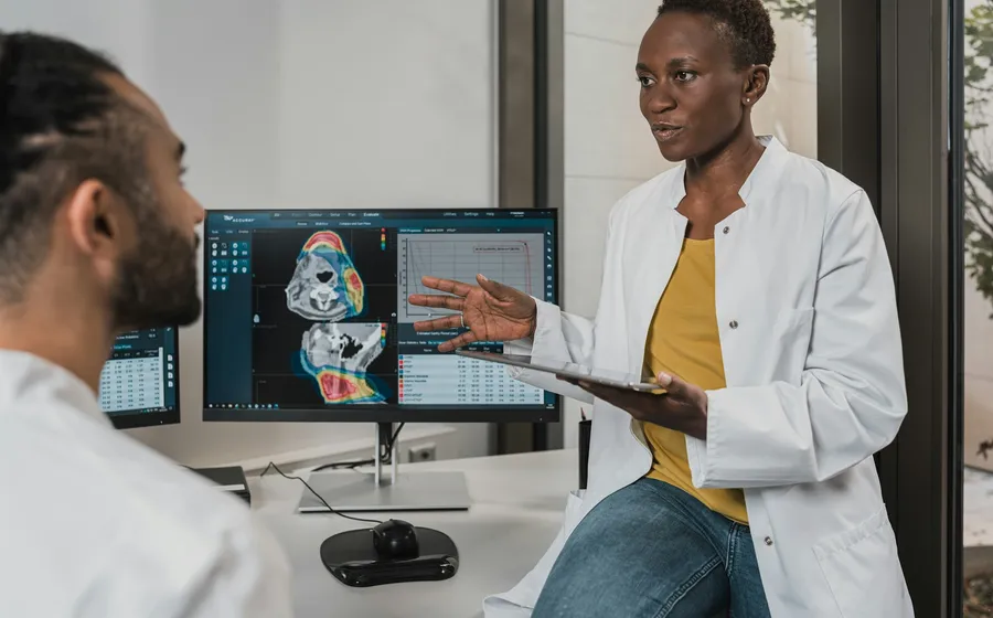 Especialistas revisando tecnología médica de diagnóstico